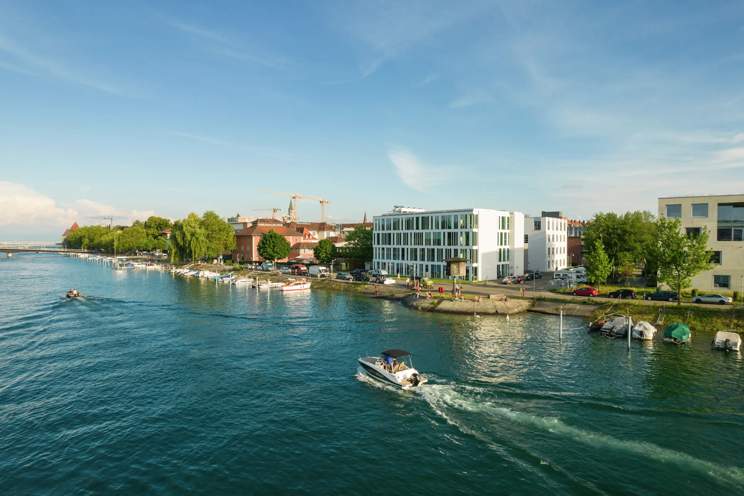 Luftaufnahme des Seerheins in Konstanz mit den Gebäuden der HTWG am Ufer.