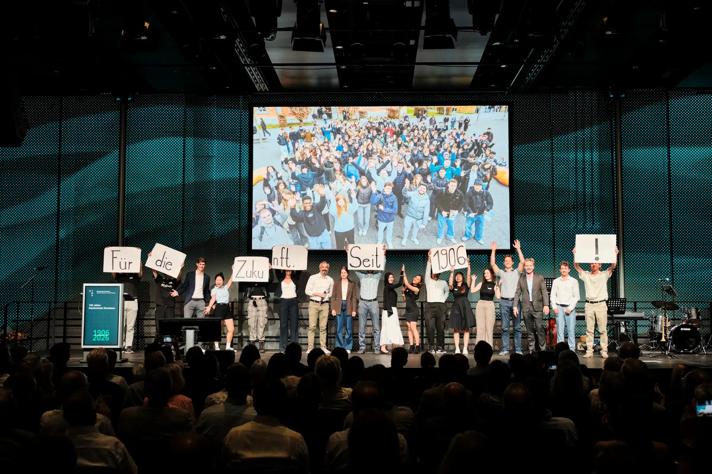 Gruppenfoto Studierende beim Festakt des 120-jährigen Jubiläum der HTWG