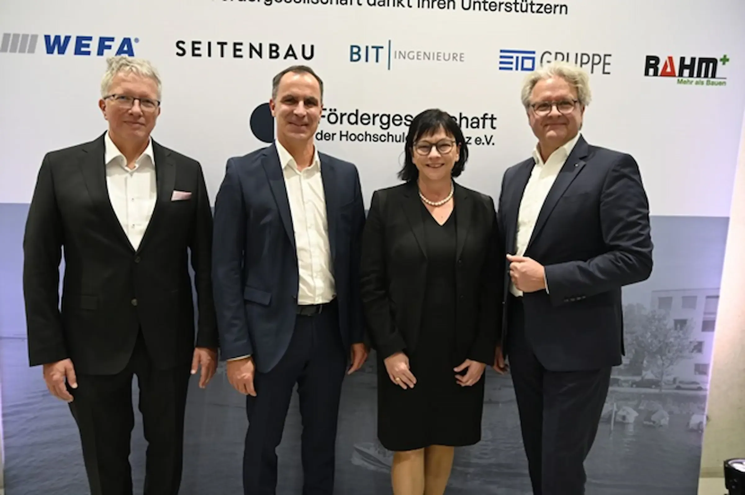 Der Vorstand mit Präsidentin Prof. Dr. Sabine Rein (3. v. l.) und Prof. Dr. Burkhard Lege (1. v. l.)  sowie den Unterstützern der Fördergesellschaft Oliver Maier (WEFA, 2. v. l.) und Dr. Volker Mörgenthaler (BIT Ingenieure, 4. v. l.)