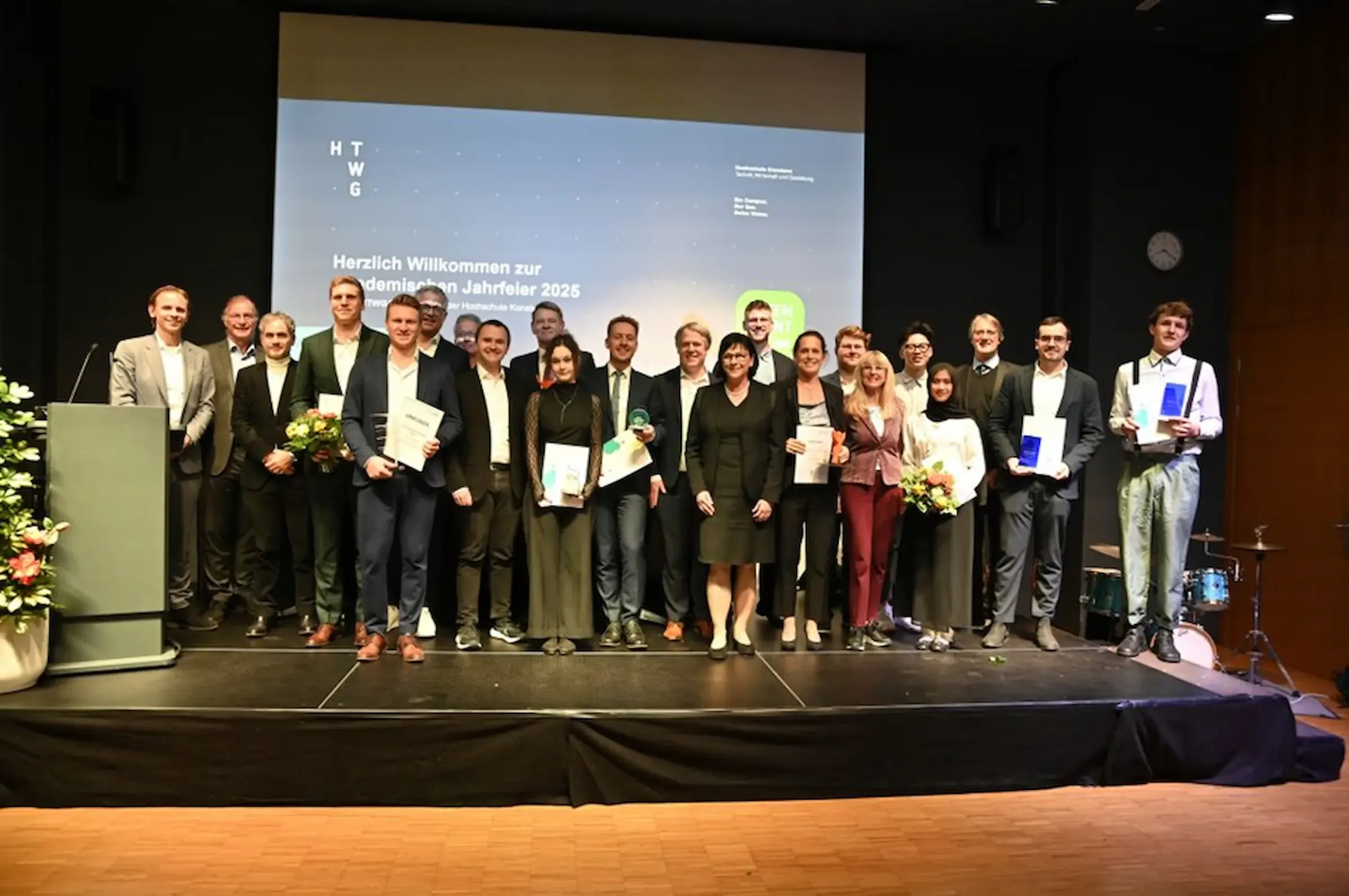 Titelbild zeigt die Preisträger*innen