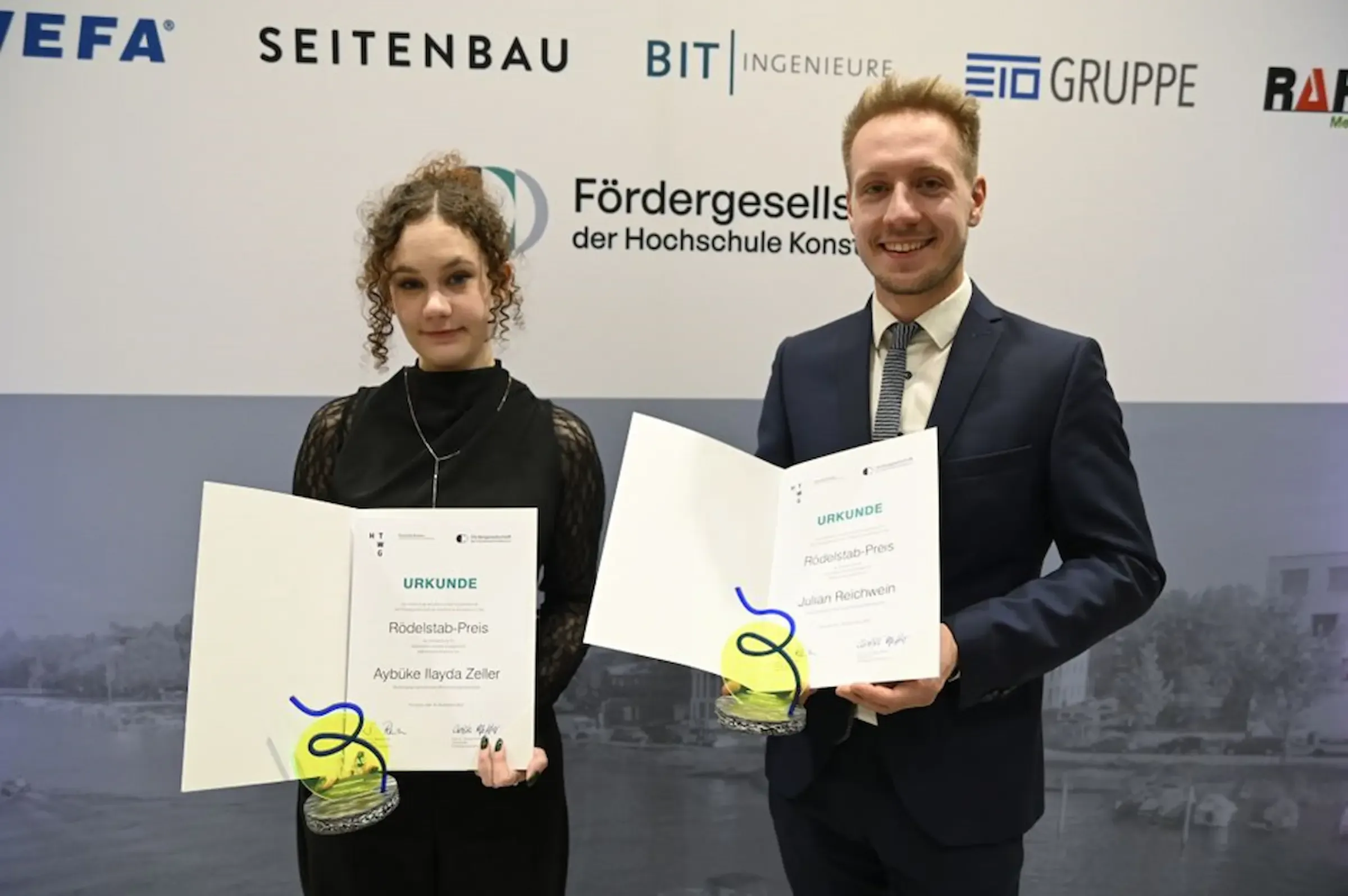 Die Preisträger*innen des Rosel-Rödelstab-Preises 2025: Illayda Zeller (links) und Julian Reichwein (rechts). 