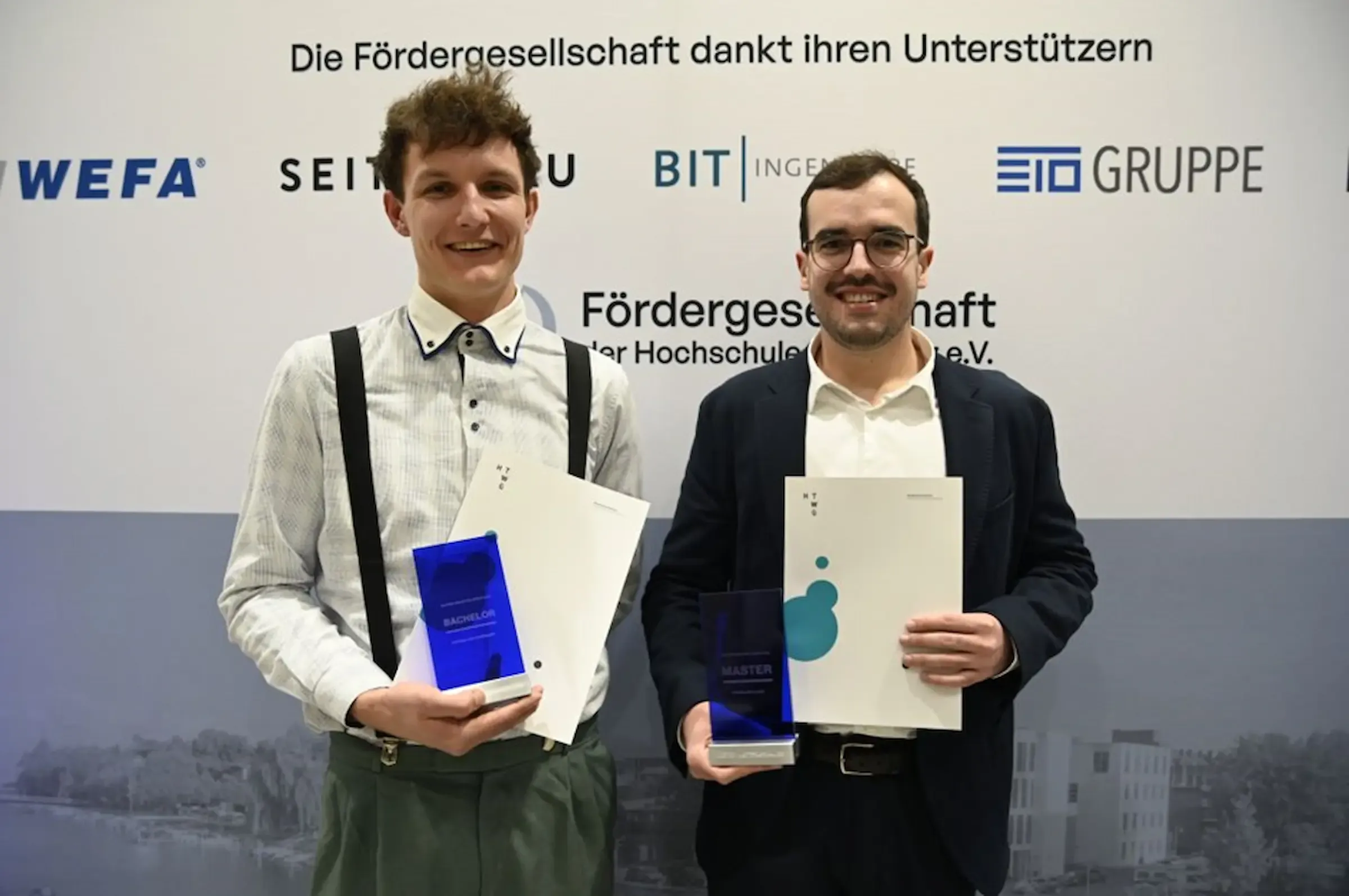 Die Preisträger*innen des Alfred-Wachtel-Preises 2025: Raphael Buhrmann (links) und Miguel Gato Lopez (rechts).