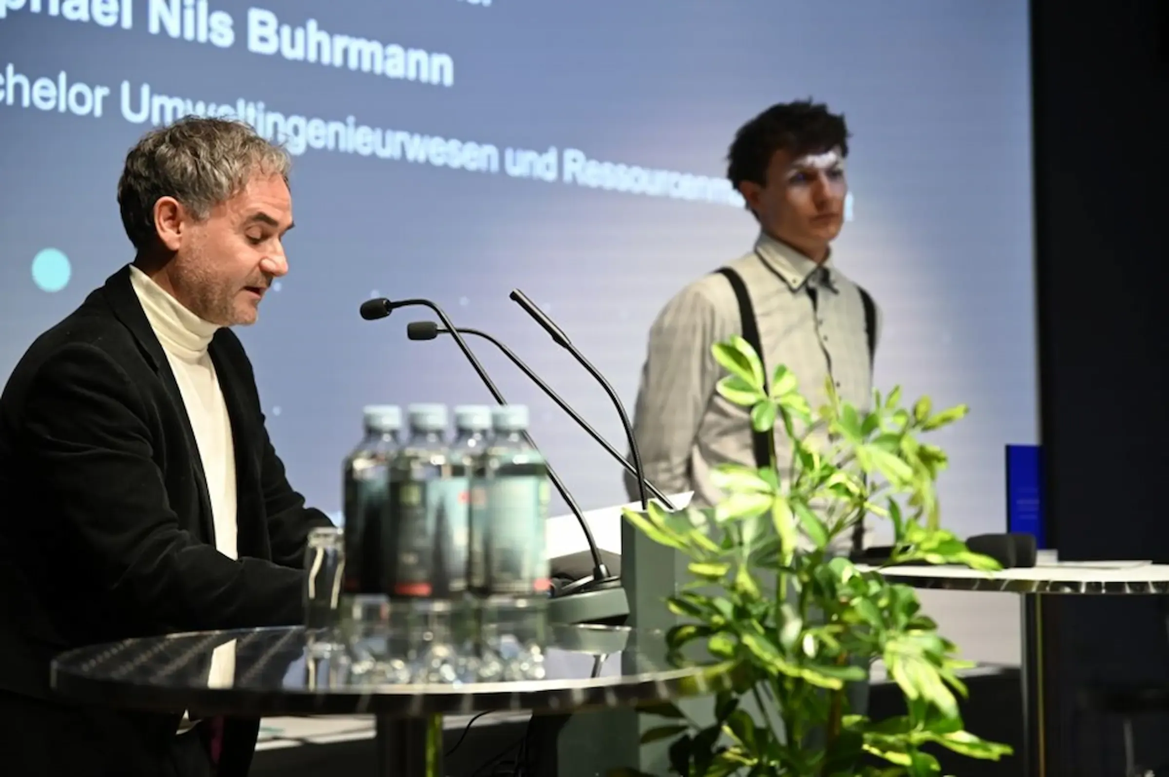   Vorstand Prof. Dr. Andreas Großmann begrüßt die Gäste im Namen der Fördergesellschaft und verleiht den Alfred-Wachtel-Preis für den besten Bachelor bzw. Masterabschluss.